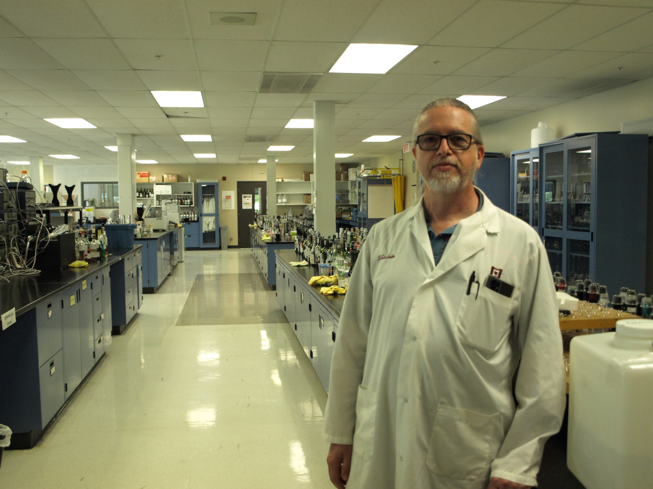 Ghislain Duquette est chimiste et supervise le laboratoire de la SAQ. Photo: Emmanuel Delacour/EMM