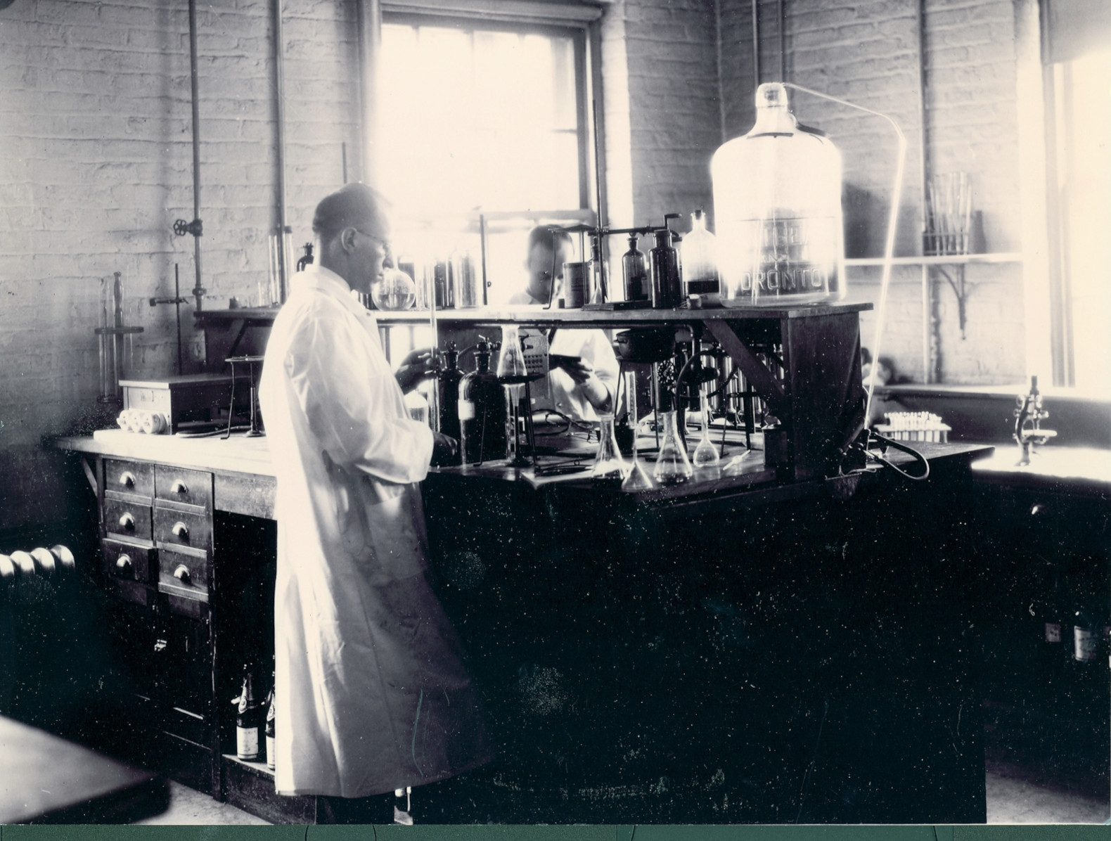 Parmi les premiers employés de la Commission des liqueurs en 1921 se trouvent des chimistes qui contrôlent la qualité des produits. Photo: Courtoisie SAQ