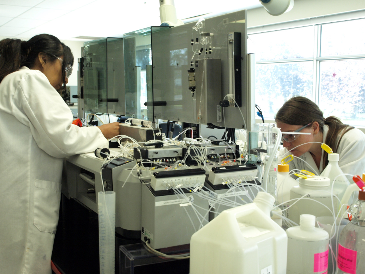 Deux techniciennes de laboratoire font de la maintenance sur un appareil