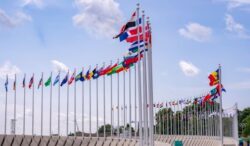 93 drapeaux historiques des pays participants sont hissés sur l'Esplanade du Stade Olympique.