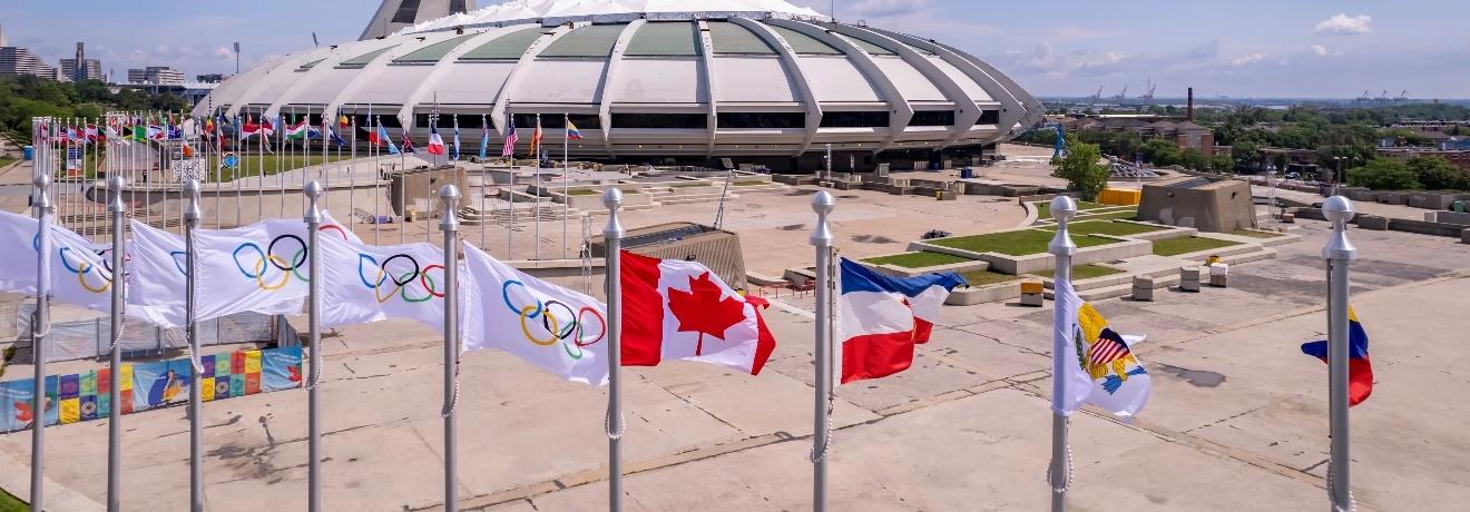 93 drapeaux historiques des pays participants aux JO de 1976 sont hissés sur l'Esplanade du Stade Olympique.