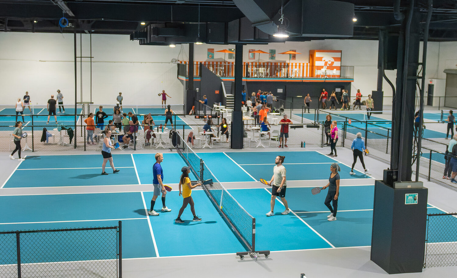 Le Centre Pickle propose 14 terrains de pickleball intérieurs